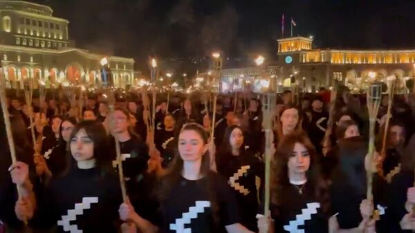 Традиционное факельное шествие в память о жертвах Геноцида армян проходит в Ереване - Sputnik Армения