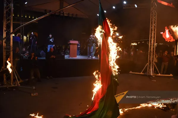 Участники факельного шествия традиционно сжигают флаги Азербайджана и Турции - Sputnik Армения