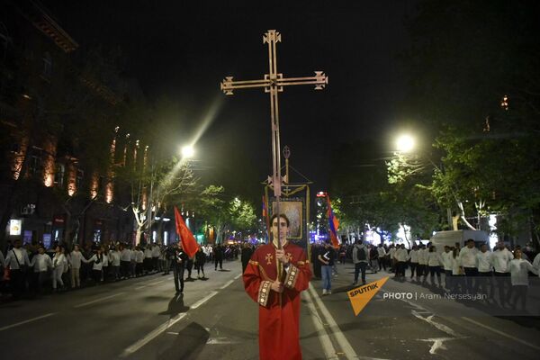 Участники традиционного факельного шествия в память о жертвах Геноцида армян несут крест - Sputnik Армения
