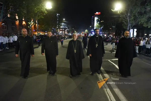 Священники ААЦ в авангарде традиционного факельного шествия в память о жертвах Геноцида армян - Sputnik Армения