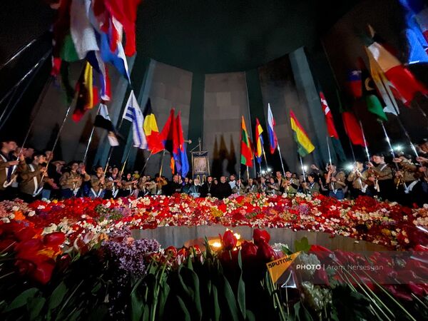Участники факельного шествия дошли до мемориала Цицернакаберд - Sputnik Армения