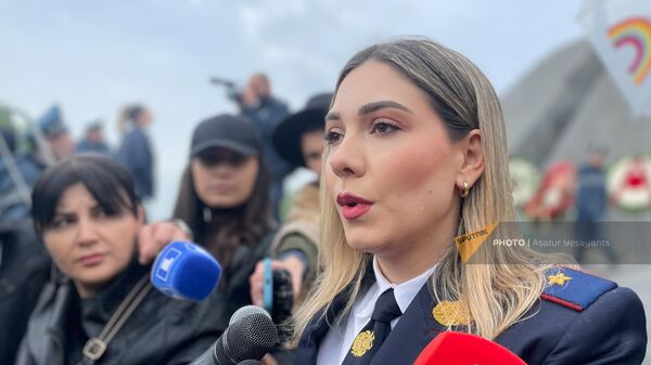 Заместитель генерального прокурора Србуи Галян отвечает на вопросы журналистов в мемориальном комплексе Цицернакаберд (24 апреля 2023). Еревaн - Sputnik Армения