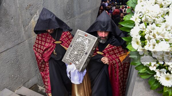 Католикос Гарегин Второй посетил мемориальный комплекс Цицернакаберд (24 апреля 2023). Еревaн - Sputnik Արմենիա