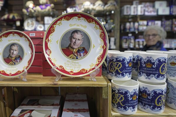 В честь коронации Карла III в Лондоне тарелки и чашки украшены портретами монарха  - Sputnik Армения