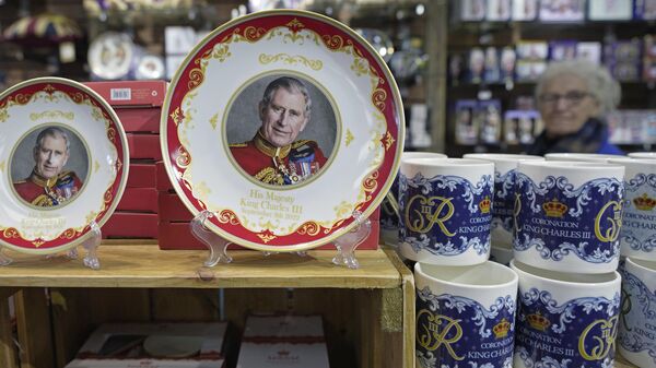 Тарелки и чашки в честь коронации Карла III в Лондоне  - Sputnik Армения