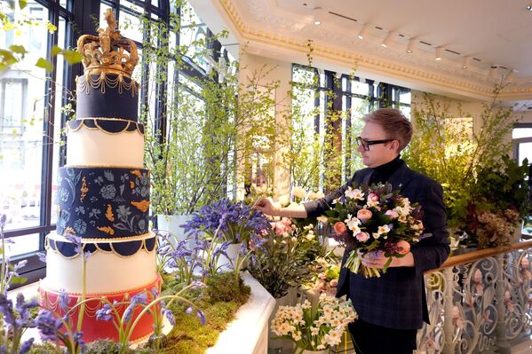 Экспозиция в отеле &quot;Дорчестер&quot;, демонстрирующая торт, украшенный в честь коронации  - Sputnik Армения