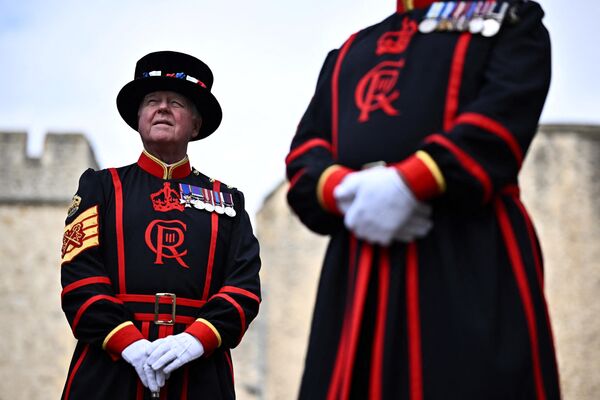 У йоменов - официальной стражи лондонского Тауэра - новая  форма с изменениями, отражающими знаки отличия будущего британского короля Карла III  - Sputnik Армения