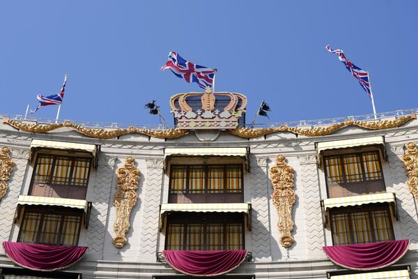 Фасад, имитирующий декор коронации 1953 года Оливера Месселя, украшает отель &quot;Дорчестер&quot; в Лондоне - Sputnik Армения