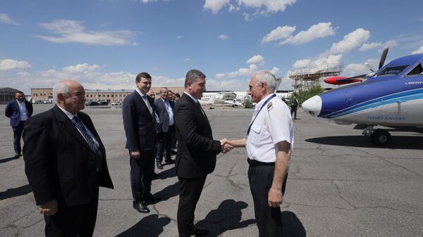 Министр территориального управления и инфраструктур Гнел Саносян приветствует в аэропорту Звартноц пилота самолета L410, совершивший испытательный полет Ереван-Капан-Ереван (26 апреля 2023). Еревaн - Sputnik Армения