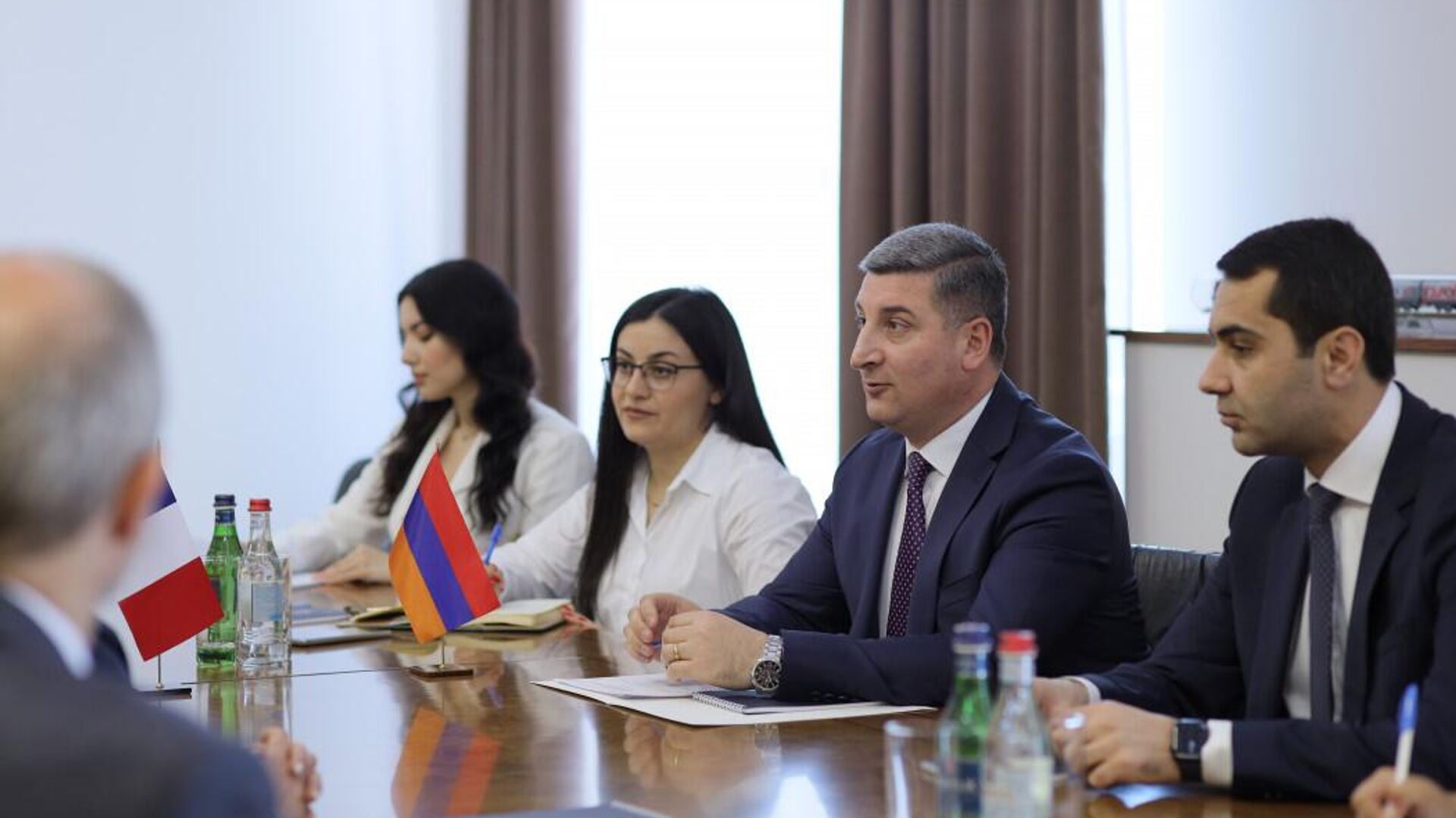 Գնել Սանոսյանը Ֆրանսիայի Իզերի դեպարտամենտի նախագահի գլխավորած պատվիրակության հետ հանդիպմանը Գնել Սանոսյանը Ֆրանսիայի Իզերի դեպարտամենտի նախագահի գլխավորած պատվիրակության հետ հանդիպմանը - Sputnik Արմենիա, 1920, 27.04.2023