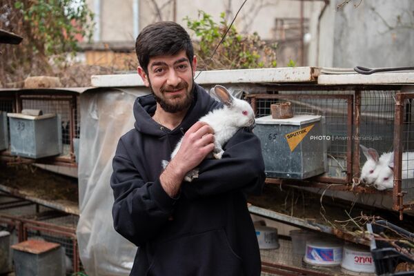 Самвел Арутстамян, основавший бизнес по кролиководству после реабилитации в Доме солдата - Sputnik Армения