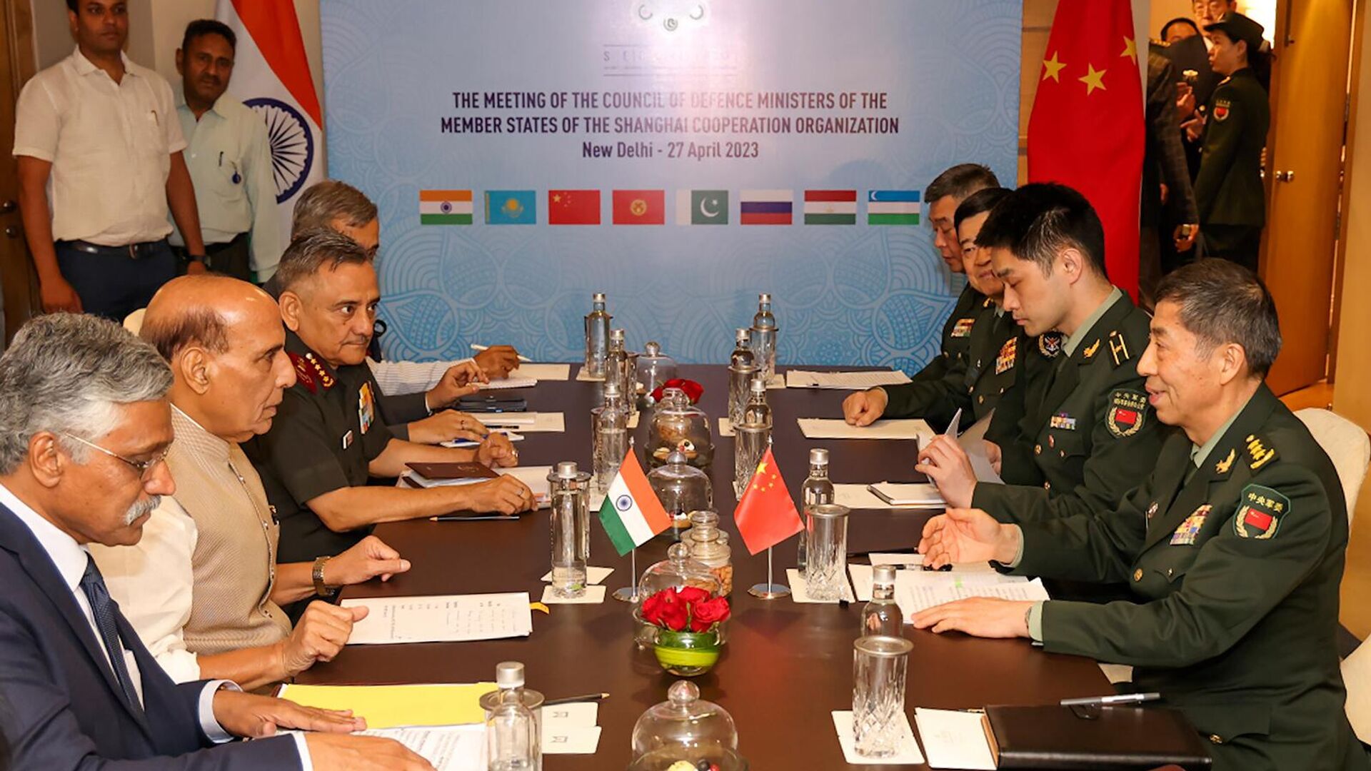 Встреча министров обороны Индии и Китая Раджнатха Сингха и Ли Шанфу во время встречи глав оборонных ведомств ШОС (27 апреля 2023). Нью-Дели - Sputnik Армения, 1920, 27.04.2023