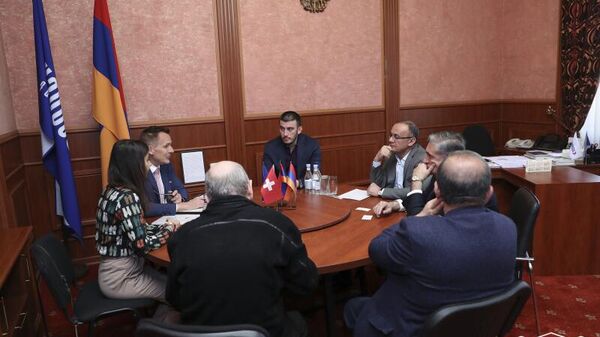 Депутаты парламентской фракции Айастан во главе с руководителем фракции Сейраном Оганяном встретились с Чрезвычайным и полномочным послом Швейцарии Лукасом Розенкранцем (27 апреля 2023). Еревaн - Sputnik Армения