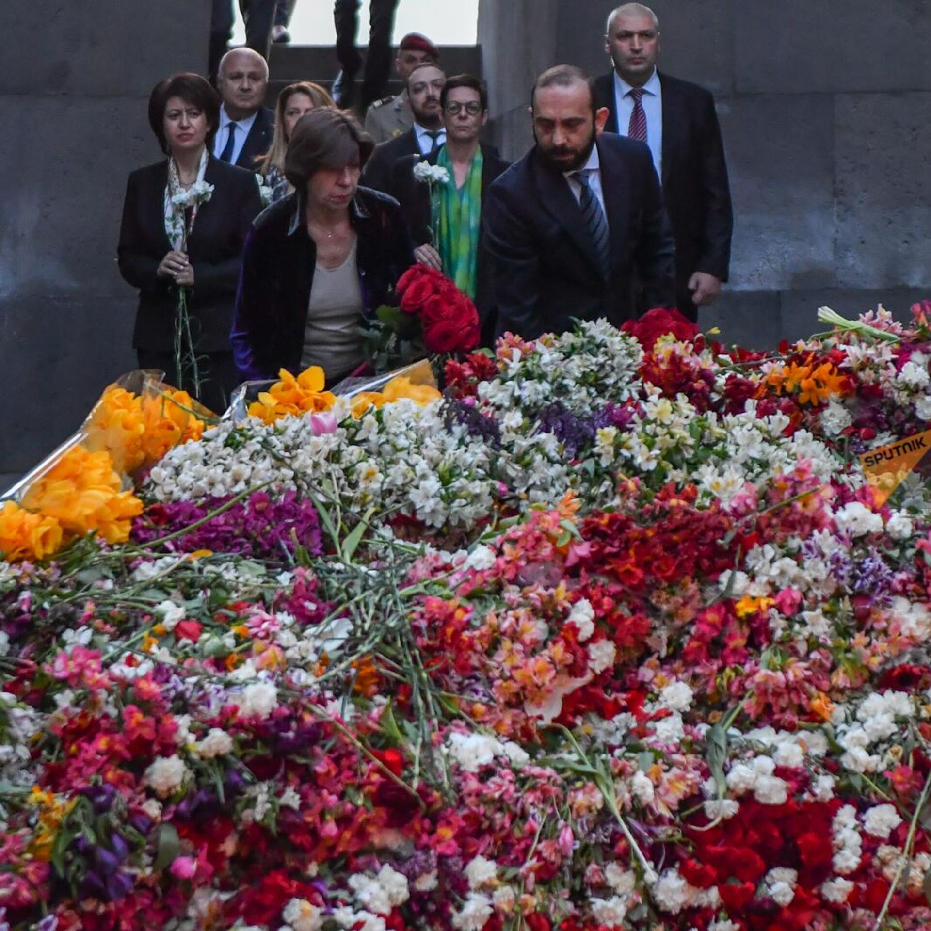Геноцид армян память. Мемориал геноцид Ереван. Жертвам геноцида армян 1915 года.