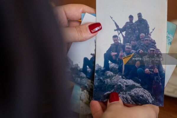 Мартик Хачатрян показывает архивные фотографии. - Sputnik Армения