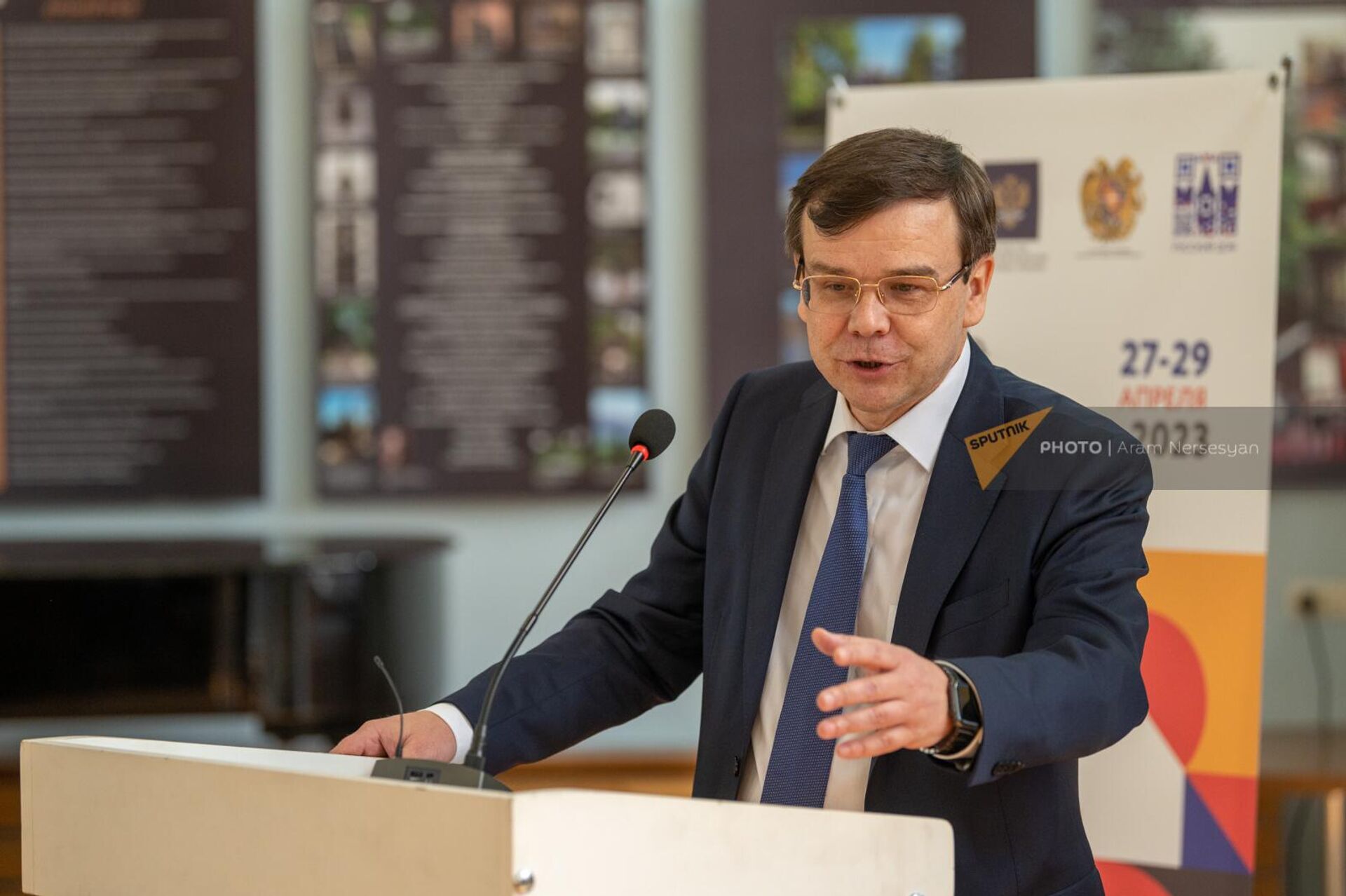 Заместитель министра культуры РФ Владимир Осинцев выступает с речью на армяно-российском форуме образования в сфере культуры (28 апреля 2023). Еревaн Заместитель министра культуры РФ Владимир Осинцев выступает с речью на армяно-российском форуме образования в сфере культуры (28 апреля 2023). Еревaн - Sputnik Армения, 1920, 28.04.2023