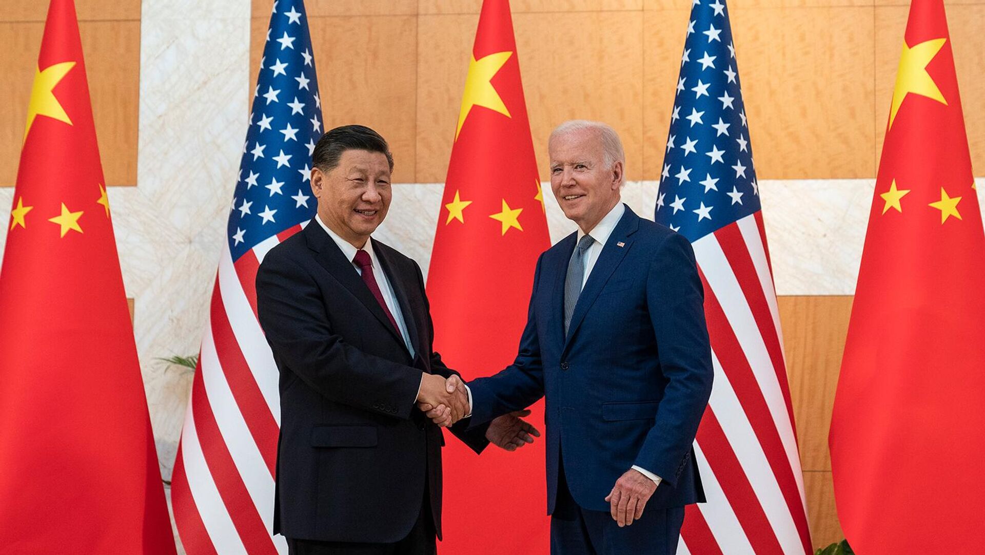 Президент США Джо Байден и председатель КНР Си Цзиньпин перед встречей на полях саммита G20 (14 ноября 2022). Бали - Sputnik Армения, 1920, 01.06.2023