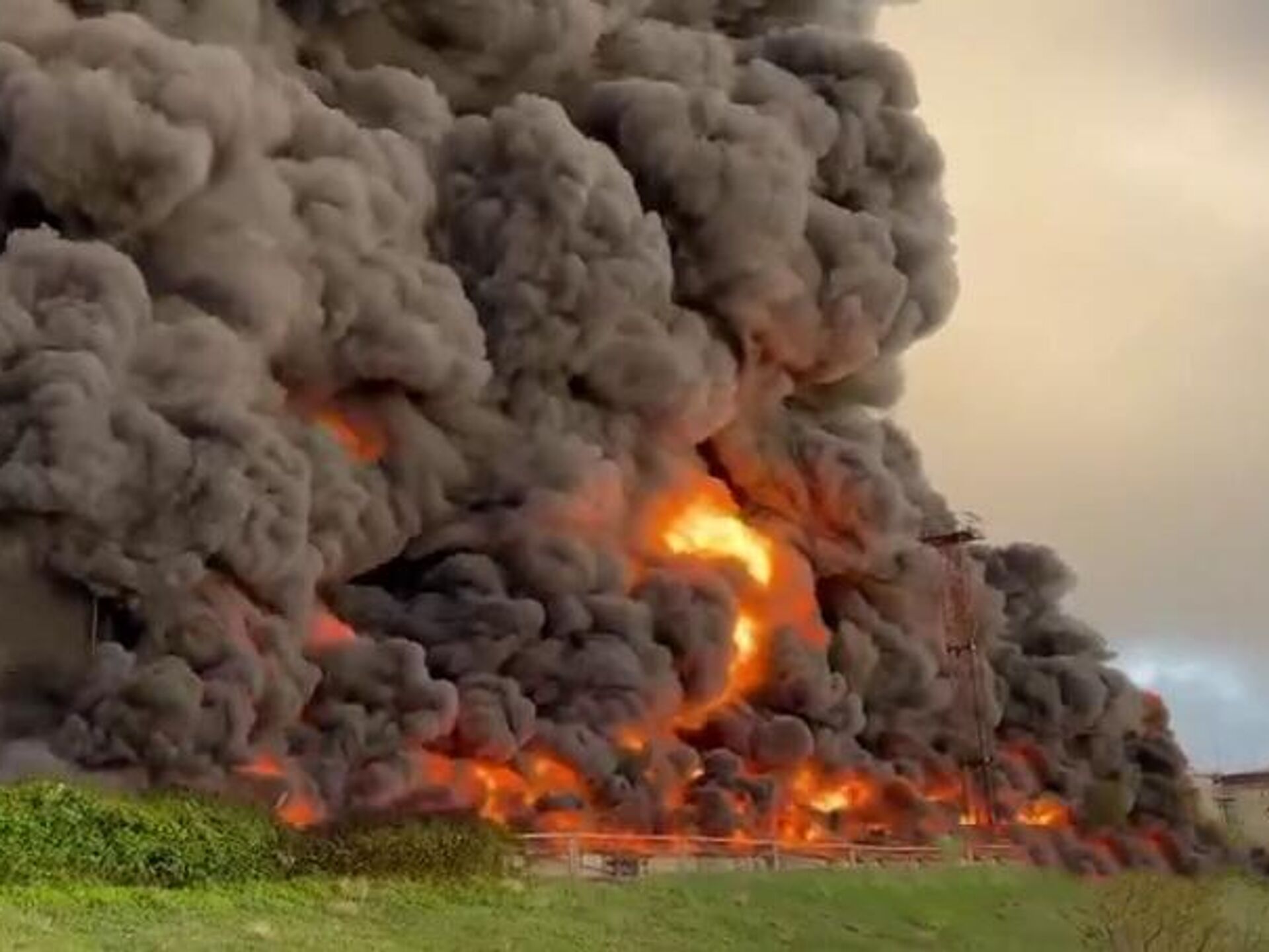 Новости ббс телеграмм. Пожар резервуара. Севастополь горит. Пожар в Севастополе. В Севастополе горит резервуар с топливом.