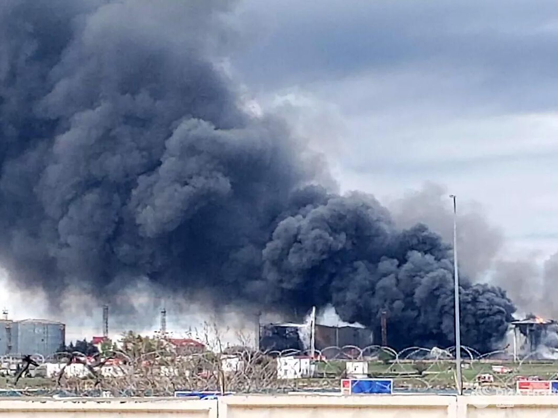 Севастополь новости сейчас взрывы что происходит. Пожар на нефтебазе в Севастополе. Взрыв нефтебазы в Севастополе. Подрыв нефтебазы. Горит Нефтебаза в Севастополе.