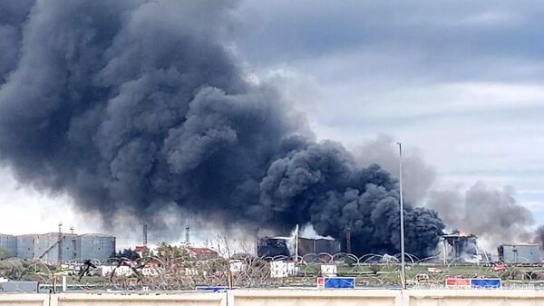 Пожар на нефтебазе в Казачьей бухте Севастополя (29 апреля 2023) Крым - Sputnik Армения