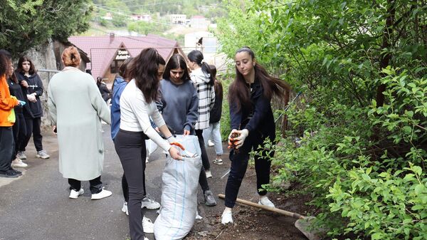 Активисты убирают мусор во время республиканского субботника - Sputnik Армения