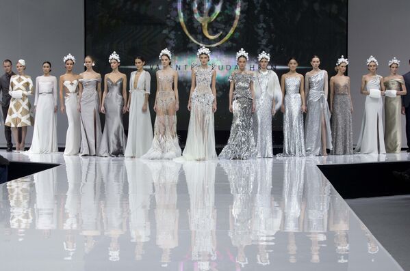 Մոդելները Մոսկվայի նորաձևության շաբաթվա շրջանակում Վալենտին Յուդաշկինի հավաքածուի ցուցադրությանը, 2013 թվականի մարտի 27։ - Sputnik Արմենիա
