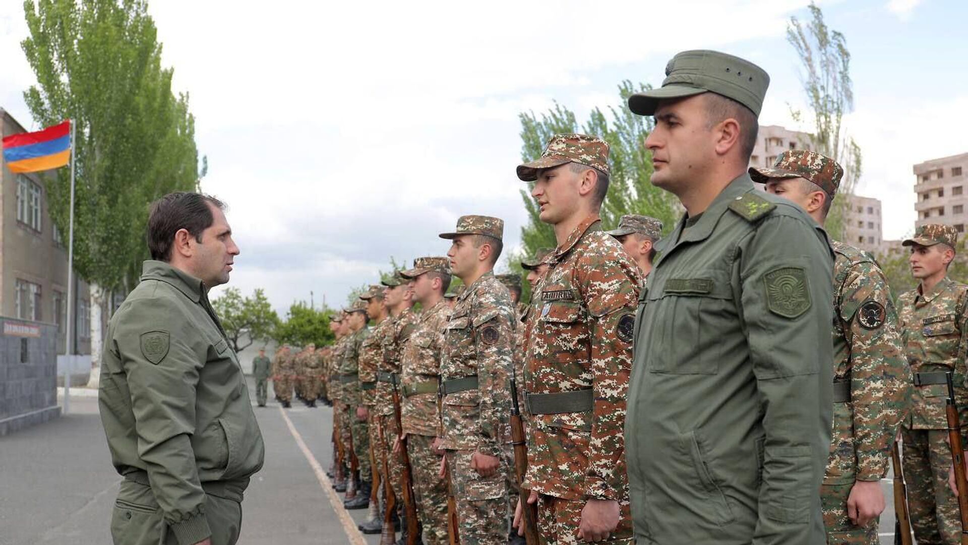 Министр обороны Сурен Папикян с неожиданным визитом побывал в одной из воинских частей республики (2 мая 2023) - Sputnik Армения, 1920, 02.05.2023