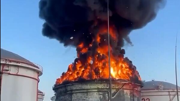 Сильнейшие языки пламени вырываются из горящего резервуара с нефтью на Кубани - Sputnik Արմենիա
