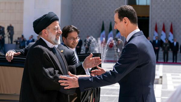 Президент Сирии Башар Асад приветствует президента Ирана Ибрагима Раиси (3 мая 2023). Дамаск - Sputnik Армения