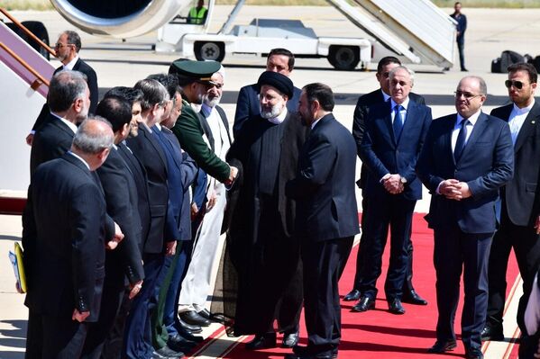 Դամասկոսի միջազգային օդանավակայանում Իրանի նախագահ Էբրահիմ Ռայիսին ողջունում է իրեն դիմավորող մարդկանց - Sputnik Արմենիա