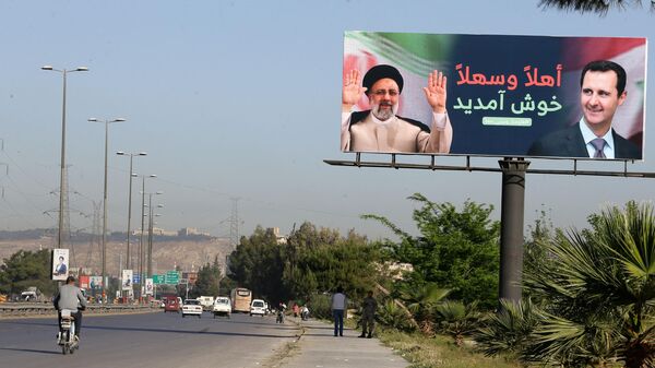 Рекламный щит с фотографиями президента Ирана Ибрагима Раиси и президента Сирии Башара Асада на дороге, ведущей к международному аэропорту Дамаска - Sputnik Армения
