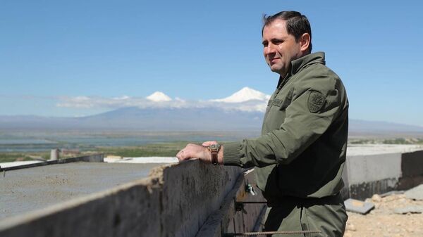 Министр обороны Сурен Папикян на фоне горы Арарат - Sputnik Армения