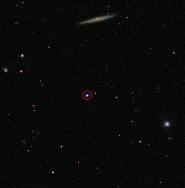 Свет от сверхмассивной черной дыры, известной как TON 618 (обведено кружком).Он идет к нам более 10 миллиардов лет. - Sputnik Армения