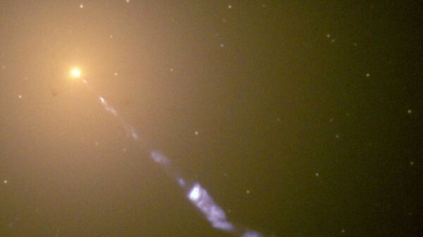 Вид на релятивистскую струю из галактики M87, в центре которой находится черная дыра - Sputnik Армения