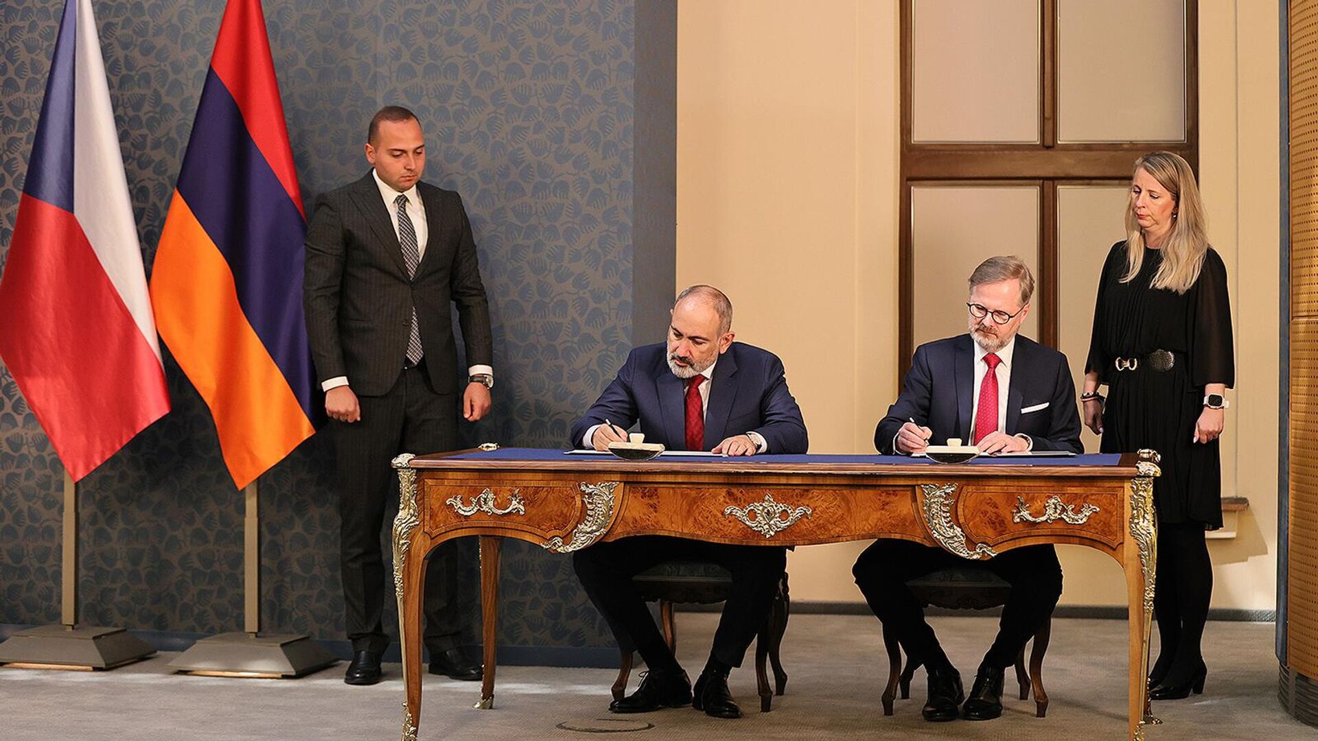Премьер-министры Армении и Чехии Никол Пашинян и Петр Фиала подписывают совместное заявление об отношениях двух стран (4 мая 2023). Прага - Sputnik Армения, 1920, 05.05.2023