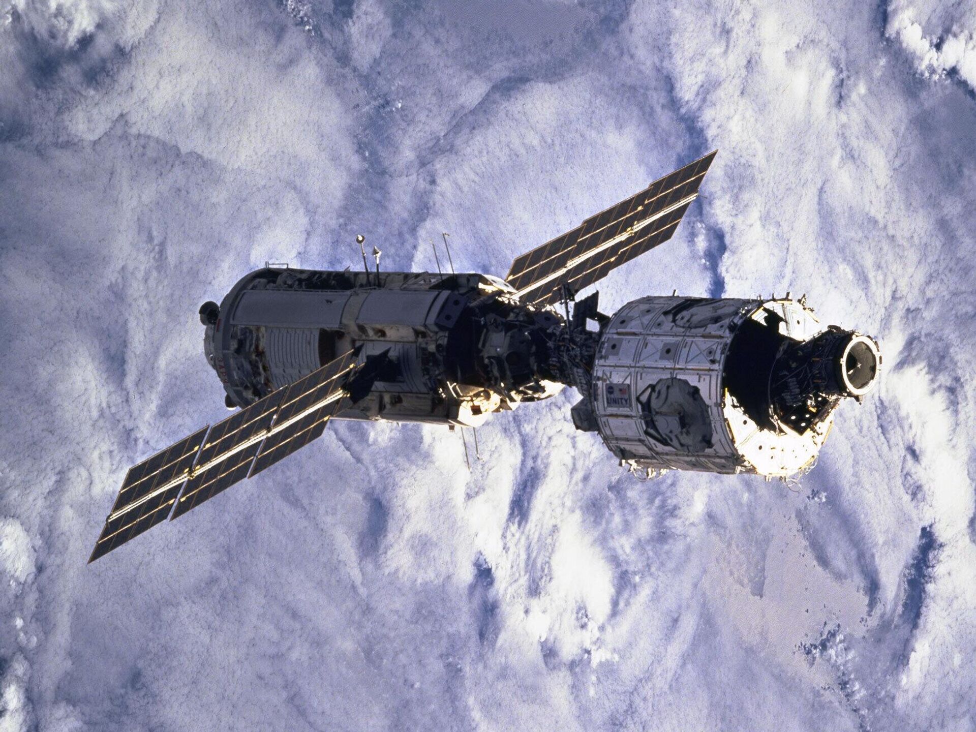 Фото космического корабля в космосе. Модуль Заря МКС. МКС 1998. Функционально-грузовой блок «Заря». Международная Космическая станция 1998.