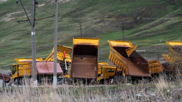 Стоянка грузовиков у Соткского рудника - Sputnik Армения