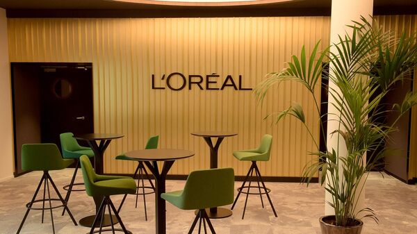 Логотип ведущей мировой косметической группы L'Oreal в глобальном исследовательском центре группы в Сент-Уане недалеко от Парижа - Sputnik Армения