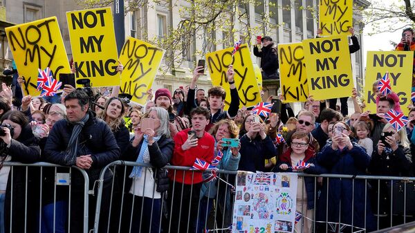 Участники акции протеста держат плакаты с надписью Не мой король в преддверии прибытия короля Великобритании Карла III и британской королевы-консорта Камиллы (6 мая 2023). Лондон - Sputnik Армения