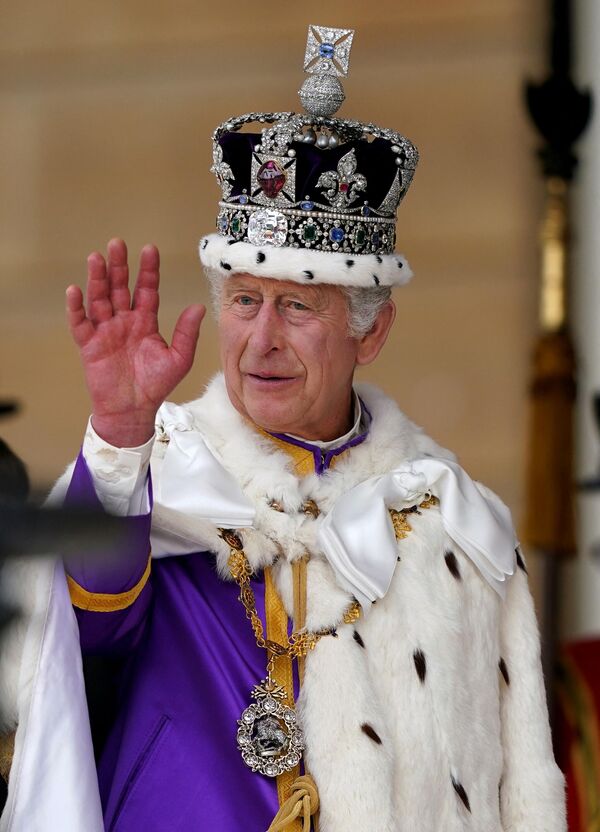Король Великобритании Карл III машет рукой, принимая королевский салют от военных - Sputnik Армения