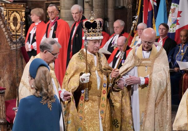 Король Великобритании Карл III в короне Святого Эдуарда на церемонии коронации в Вестминстерском аббатстве - Sputnik Армения