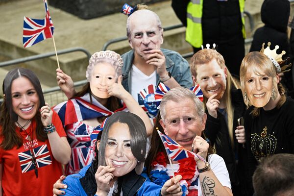 Люди в масках с изображением членов королевской семьи собрались вдоль маршрута &quot;Королевской процессии&quot; от Букингемского дворца до Вестминстерского аббатства - Sputnik Армения