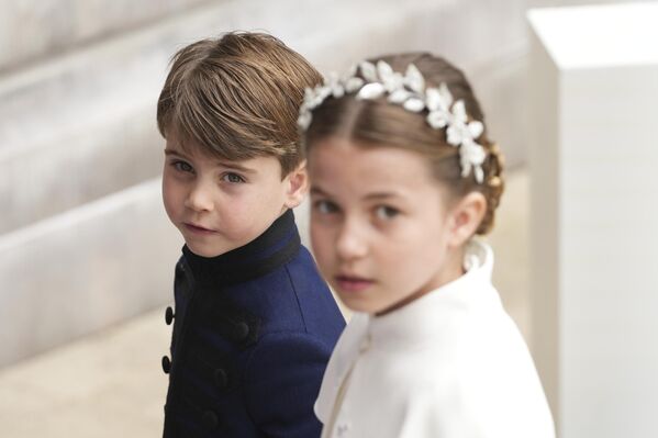 Принц Луи и принцесса Шарлотта на коронации короля Карла III - Sputnik Армения