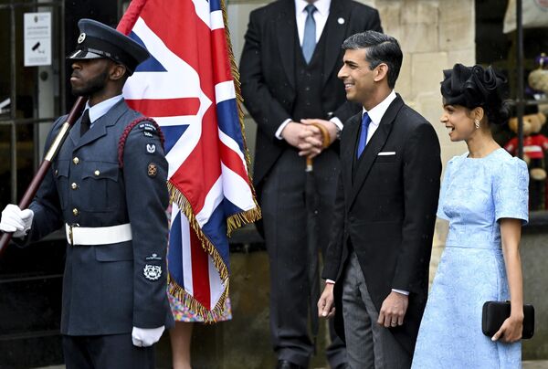 Премьер-министр Великобритании Риши Сунак и его жена Акшата Мурти ожидают прибытия британского короля Карла III и Камиллы, королевы-консорта - Sputnik Армения
