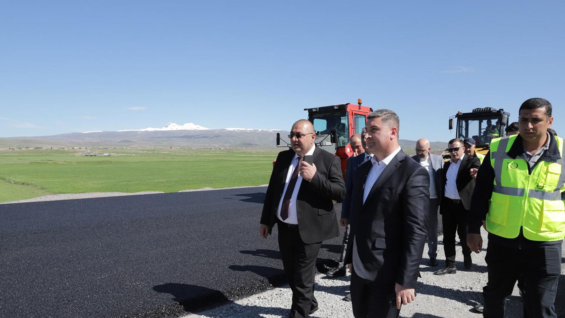 Գնել Սանոսյանը հետևել է աշխատանքների որակին Գնել Սանոսյանը հետևել է աշխատանքների որակին - Sputnik Արմենիա, 1920, 08.05.2023