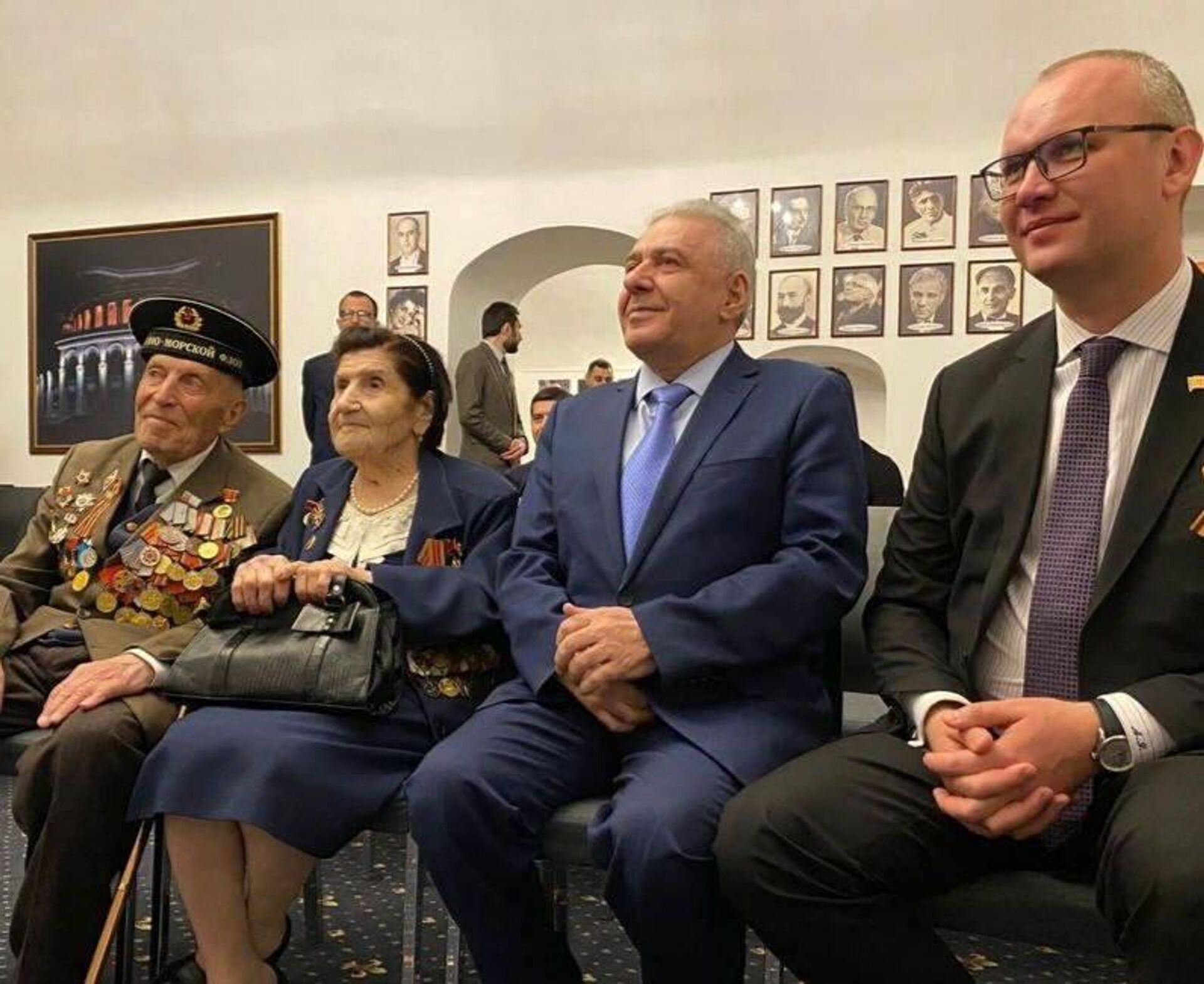 Посол РА в РФ Вагаршак Арутюнян встретился с ветеранами ВОВ Розалией Абгарян и Нерсесом Симоняном (8 мая 2023). Москвa - Sputnik Армения, 1920, 09.05.2023