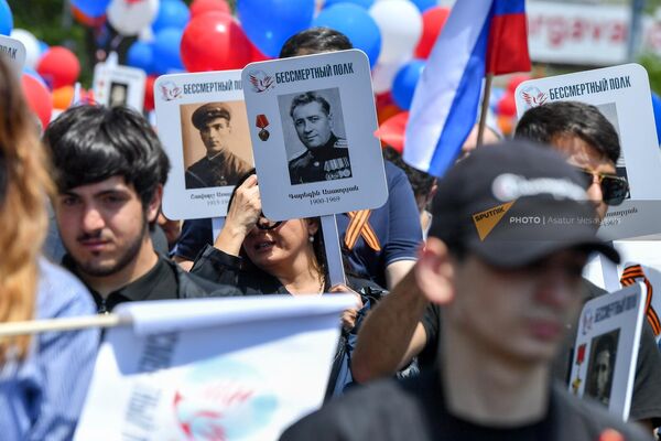 Участники акции несли портреты своих родственников, участвовавших в ВОВ. - Sputnik Армения