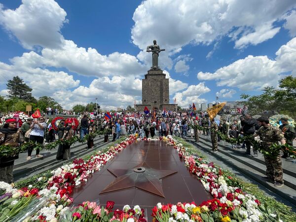 Добравшись до парка Победы участники акции &quot;Бессмертный полк&quot; возложили цветы. - Sputnik Армения