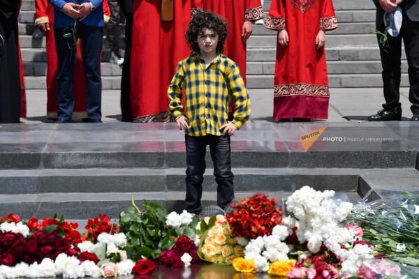 Ребенок на фоне цветов у Вечного огня на Могиле Неизвестного солдата. - Sputnik Армения