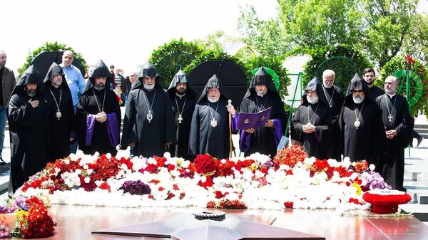 Католикос Гарегин Второй возложил цветы к вечному огню у Могилы Неизвестного солдата в Парке Победы (9 мая 2023). Еревaн - Sputnik Армения